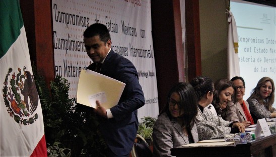 En la conferencia paticipó el Delegado en Veracruz de la Secretaría de Relaciones Exteriores (SRE), Anselmo Zannata Cázares, quien señaló que México está comprometido en el avance de la condición de la mujer, una nación en la que todos trabajen por igual, para abrir nuevas y más amplias oportunidades de desarrollo para las familias.
