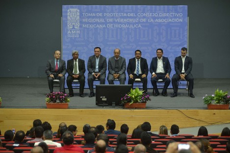 Xalapa ha realizado acciones sin precedentes para el mejor manejo del agua, así lo aseguró el alcalde Américo Zúñiga Martínez al asistir a la toma de protesta del Consejo Directivo Regional Veracruz de la Asociación Mexicana de Hidráulica que presidirá Víctor Hugo García Pacheco.