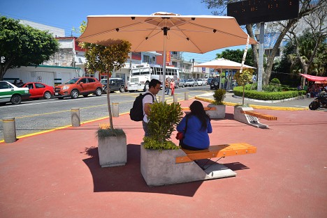 La transformación de Xalapa, emprendida por la administración municipal que encabeza el alcalde Américo Zúñiga Martínez, priorizó la seguridad del peatón, contribuyendo a hacer de la capital del estado una ciudad más humana y amable para todos.
