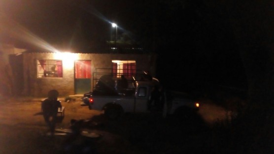 Un comando fuertemente armado dio muerte a tres sujetos que viajaban en una camioneta color blanco con placas del estado de Puebla, señalando algunos curiosos que los ejecutores entre 8 y 10 personas se dieron a la fuga rápidamente después de cometer el sangriento crimen en la colonia Nuevo Milenio de Altotonga, Ver. 