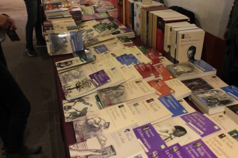 En el Centro Recreativo Xalapeño se inauguró la Primera Feria del Libro de Saldo y Remate, en donde hasta el viernes 8 de diciembre se ofertan libros con grandes descuentos. 
