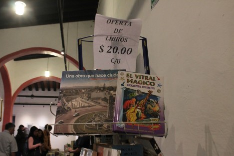 En el Centro Recreativo Xalapeño se inauguró la Primera Feria del Libro de Saldo y Remate, en donde hasta el viernes 8 de diciembre se ofertan libros con grandes descuentos. 