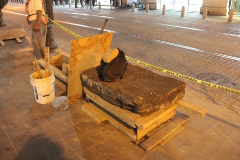 Lajas de un drenaje pluvial del siglo XIX que fueron encontradas durante la remodelación de la Avenida Enríquez en Xalapa, serán colocadas sobre bases a lo largo de la misma. 