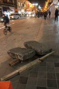 Lajas de un drenaje pluvial del siglo XIX que fueron encontradas durante la remodelación de la Avenida Enríquez en Xalapa, serán colocadas sobre bases a lo largo de la misma. 