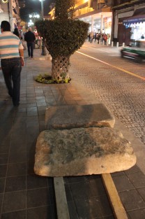 Lajas de un drenaje pluvial del siglo XIX que fueron encontradas durante la remodelación de la Avenida Enríquez en Xalapa, serán colocadas sobre bases a lo largo de la misma. 