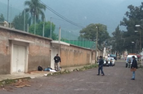 La mañana de este jueves  Sinue Del Valle Rodríguez, profesor muy conocido en Río Blanco, Ver., y hermano del aun regidor Ismael Del Valle, fue ejecutado por sujetos desconocidos en la avenida Oaxaca de esa ciudad.

