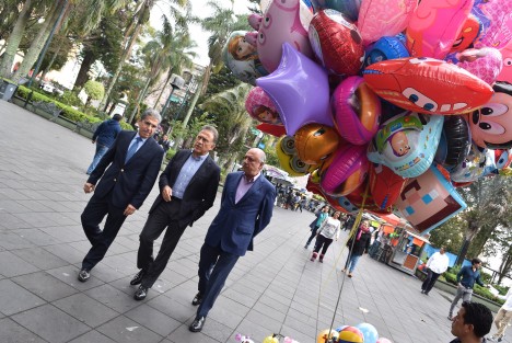 El gobernador Miguel Ángel Yunes salió a dar un paseo por el parque Juárez, acompañado del secretario de Finanzas, Guillermo Moreno Chazzarini, y del Jefe de Oficina de Gobierno, Manuel Muñoz Ganem. Yunes comentó que se reactivará la vigilancia en el Santuario de las Garzas y demás parques públicos, esto después de los últimos hechos lamentables. 