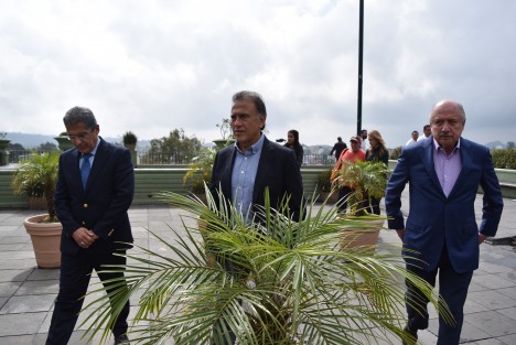 El gobernador de Veracruz, anunció que el lunes próximo se reunirá con alcaldes electos de 23  municipios, para la firma del convenio de creación de las policías municipales. En otro tema, Yunes Linares comentó que el Frente Ciudadano por México tiene grandes posibilidades de obtener el triunfo en las elecciones del próximo año. 
