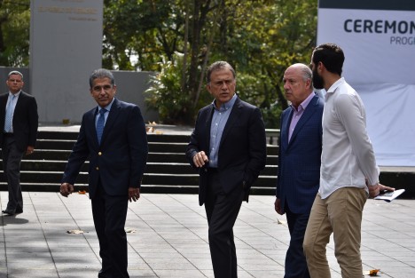 El gobernador de Veracruz, Miguel Ángel Yunes Linares, anunció que el lunes próximo se reunirá con alcaldes electos de 23  municipios, para la firma del convenio de creación de las policías municipales. Así mismo comentó que se reactivará la vigilancia en el Santuario de las Garzas y demás parques públicos, esto después de los últimos hechos lamentables. 
