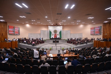 Diputados locales del PAN y PRD presentaron la iniciativa de reforma al artículo 70 de la Constitución Política del Estado de Veracruz de Ignacio de la Llave, a fin de establecer que serán de tres años los periodos de los Gobiernos municipales.