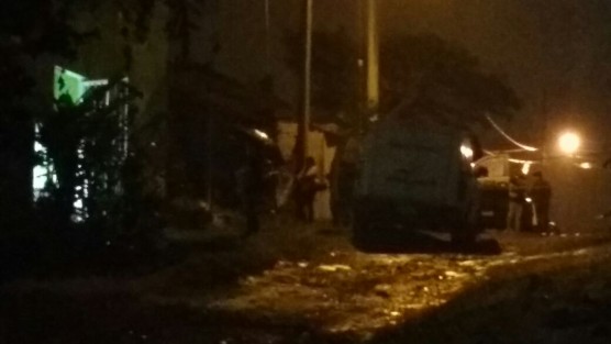 La noche de este jueves fue hallado en su domicilio de la calle Recursos Humanos de la colonia MAVER, el cuerpo sin vida de una mujer. A pesar del hermetismo de las autoridades, se logró saber que la víctima fue asesinada con arma punzocortante, y que vivía sola.
