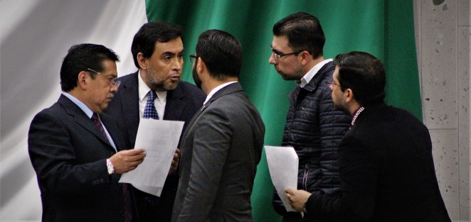 Asesores de Morena contra asesores de la Mesa Legislativa.