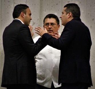 Con manoteos se vio una charla de los diputados priistas: Carlos Morales y Juan Manolo del Castillo ante su coordinador de bancada, Juan Nico Callejas  Jr.
