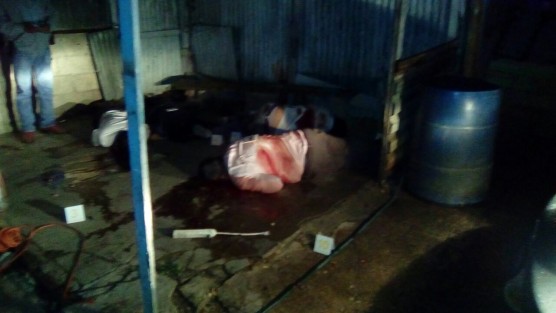 Los cuerpos de las personas que fueron masacrados a balazos en un lavado de autos ubicado en la esquina de General Anaya y Gloria Corrales de la colonia Esperanza Azcón, ya fueron identificados y se aclaró que el que logró llegar al hospital aún se encuentra con vida.