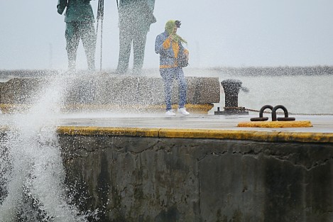 El frente frío número 14 ingresó al Golfo de México provocando descenso en la temperatura, incremento de oleaje y vientos del norte. El puerto fue cerrado a la navegación.