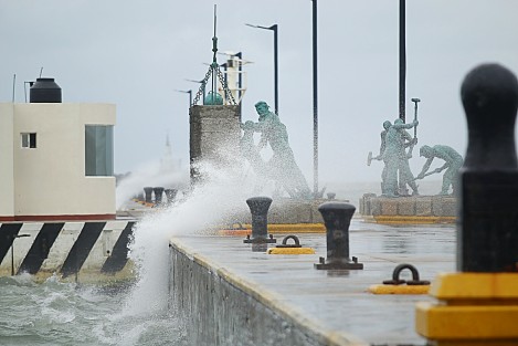 El frente frío número 14 ingresó al Golfo de México provocando descenso en la temperatura, incremento de oleaje y vientos del norte. El puerto fue cerrado a la navegación.
