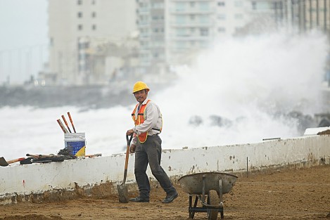 El frente frío número 14 ingresó al Golfo de México provocando descenso en la temperatura, incremento de oleaje y vientos del norte. El puerto fue cerrado a la navegación.