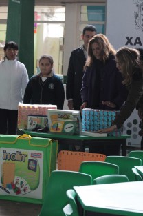 En representación del alcalde Américo Zúñiga, la regidora Nelly Reyes hizo entrega de mobiliario y material didáctico a la escuela Primaria Profr. Luis J. Jiménez, como parte del programa #Alcalde en tu escuela. 
