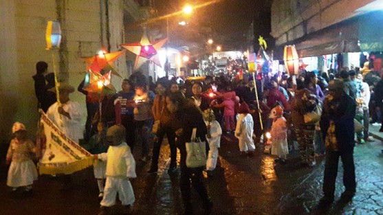 A pesar de las malas condiciones climáticas, debido al paso del Frente Frio Número 14, que trajo descenso de temperatura y una pertinaz lluvia, las calles de Papantla  se llenaron de luz y colorido, para recordar el Día del Niño Perdido.
