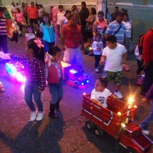 A pesar de las malas condiciones climáticas, debido al paso del Frente Frio Número 14, que trajo descenso de temperatura y una pertinaz lluvia, las calles de Papantla  se llenaron de luz y colorido, para recordar el Día del Niño Perdido.
