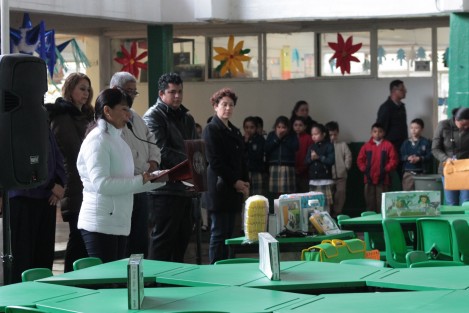El programa Alcalde en tu escuela, que en cuatro años ha significado la inversión de más de 60 millones de pesos en 350 planteles, sigue otorgando beneficios. Este viernes, autoridades municipales entregaron diferentes apoyos a la Escuela Primaria Luis J Jiménez de esta ciudad.
