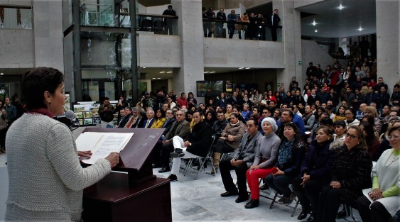 Al conmemorar el 25 aniversario de la Sede del Poder Legislativo del Estado, la diputada María Elisa Manterola Sainz expresó que a lo largo de 25 años el amor por Veracruz, el compromiso con los representados y el deber como diputados ha quedado plasmado en leyes, acuerdos y decretos que dan sustento y fortalecen la vida institucional, pero ante todo representa un reto para cada nueva Legislatura al dar mejor funcionalidad al Congreso del Estado. 