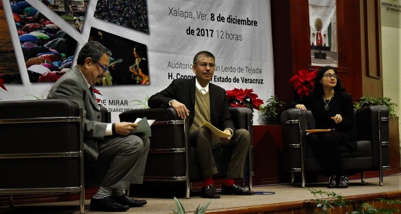En el auditorio del Congreso fue presentado el libro del periódico Diario de Xalapa, con la presencia del subsecretario de la SEV Uriel Flores.  También se vieron trabajadores  y extrabajadores de ese medio informativo.

