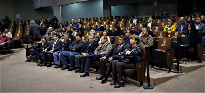 En el auditorio del Congreso fue presentado el libro del periódico Diario de Xalapa, con la presencia del subsecretario de la SEV Uriel Flores.  También se vieron trabajadores  y extrabajadores de ese medio informativo.
