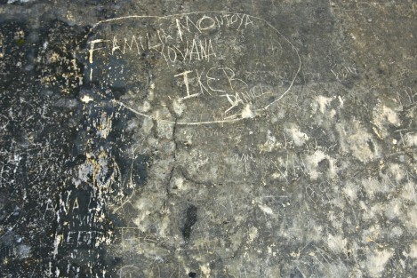 Los muros de la Fortaleza de San Juan de Ulúa son vandalizados por visitantes que plasman en las paredes recuerdos familiares, dibujos y nombres propios o de seres amados. Estos actos podrían acrecentarse ante el incremento de turistas en la temporada vacacional decembrina.