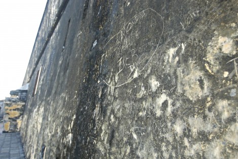 Los muros de la Fortaleza de San Juan de Ulúa son vandalizados por visitantes que plasman en las paredes recuerdos familiares, dibujos y nombres propios o de seres amados. Estos actos podrían acrecentarse ante el incremento de turistas en la temporada vacacional decembrina.