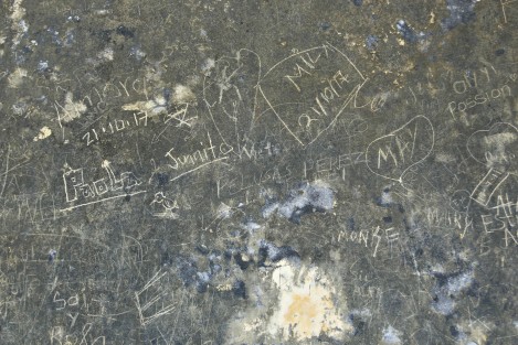 Los muros de la Fortaleza de San Juan de Ulúa son vandalizados por visitantes que plasman en las paredes recuerdos familiares, dibujos y nombres propios o de seres amados. Estos actos podrían acrecentarse ante el incremento de turistas en la temporada vacacional decembrina.
