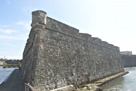 Hacia 1552 existía en el islote una pequeña torre no mayor que la altura de un hombre. Para fines del siglo XVI, la Torre Vieja formó complemento de un muro de argollas y un baluarte en su extremo que protegía a la flota real naviera de los vientos impetuosos del norte.