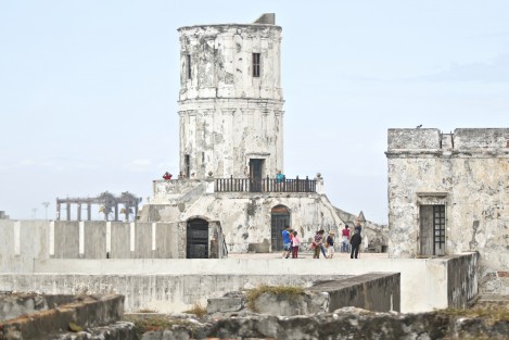 Años después se complementaron algunos elementos de la fortaleza: el baluarte de la Soledad fue terminado en 1707, y en 1710 la torre del Caballero Alto, en el baluarte de San Crispín.