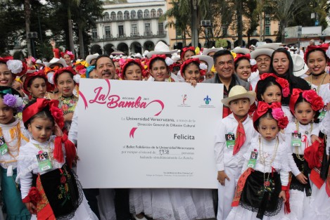 Con la participación de 1938 bailarines, se rompió el récord de peronas bailando La Bamba en Xalapa, evento convocado por la Universidad Veracruzana, 