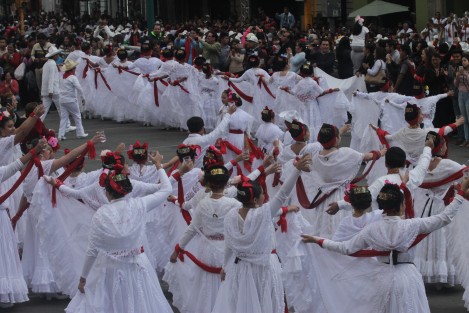 Con la participación de 1938 bailarines, se rompió el récord de peronas bailando La Bamba en Xalapa, evento convocado por la Universidad Veracruzana, 
