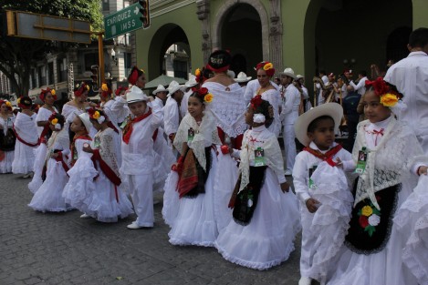 Con la participación de 1938 bailarines, se rompió el récord de peronas bailando La Bamba en Xalapa, evento convocado por la Universidad Veracruzana, 