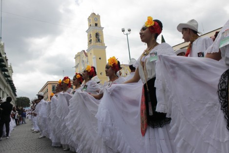 Por tercer año consecutivo y por convocatoria del Ballet Folklórico de la Universidad Veracruzana (UV), dirigido por Ángel Ciro Silvestre García, ataviados con el tradicional traje jarocho, bailarines profesionales y aficionados respondieron a la convocatoria para bailar La Bamba en el Centro Histórico de Xalapa. 
