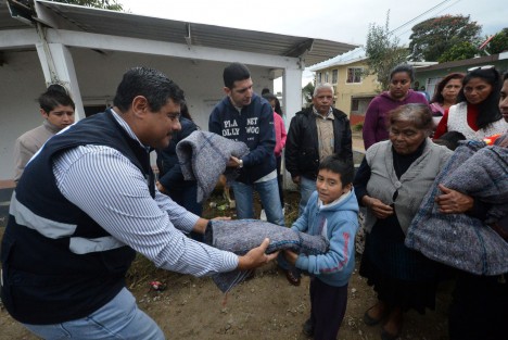En atención a la instrucción del alcalde Américo Zúñiga Martínez de atender de forma permanente y prioritaria a las zonas vulnerables del municipio, este domingo, personal del Sistema Municipal para el Desarrollo Integral de la Familia (DIF) y de Protección Civil Xalapa hizo entrega de apoyos invernales en la colonia Olmeca.