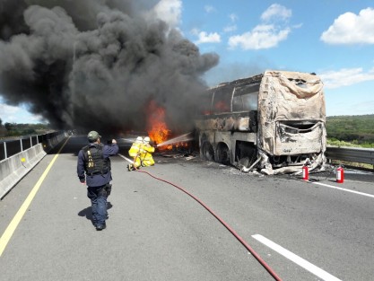 Intensa movilización de cuerpos de rescate se registró este mediodía al ser alertados sobre el incendio de un autobús de turismo, el cual circulaba sobre el libramiento Corral Falso -Banderilla, donde por fortuna no se registraron desgracias humanas que lamentar.