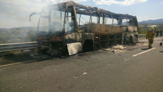 Intensa movilización de cuerpos de rescate se registró este mediodía al ser alertados sobre el incendio de un autobús de turismo, el cual circulaba sobre el libramiento Corral Falso -Banderilla, donde por fortuna no se registraron desgracias humanas que lamentar.