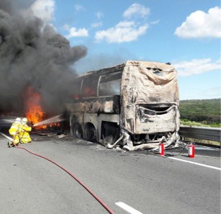 Intensa movilización de cuerpos de rescate se registró este mediodía al ser alertados sobre el incendio de un autobús de turismo, el cual circulaba sobre el libramiento Corral Falso -Banderilla, donde por fortuna no se registraron desgracias humanas que lamentar.