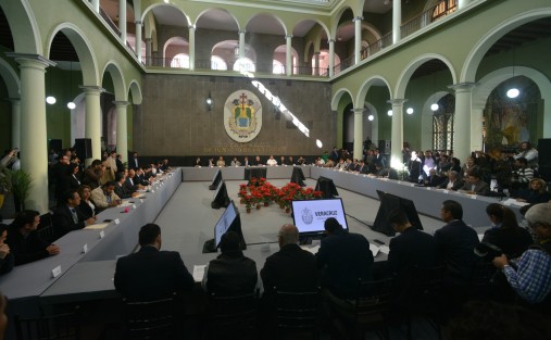 En el patio del Palacio de Gobierno, el gobernador Miguel Ángel Yunes Linares firmó un convenio para la creación de policías municipales en 23 Ayuntamientos.  