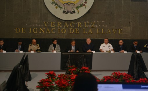 Miguel Ángel Yunes advirtió a los alcaldes electos de Xalapa, Coatzacoalcos, Minatitlán y Poza Rica, que de no acercarse a solicitar explícitamente a solicitar el apoyo de el Grupo de Coordinación Veracruz, el Gobierno Estatal se lava las manos y dejará la seguridad de los veracruzanos en esos municipios en manos de los Ayuntamientos.  