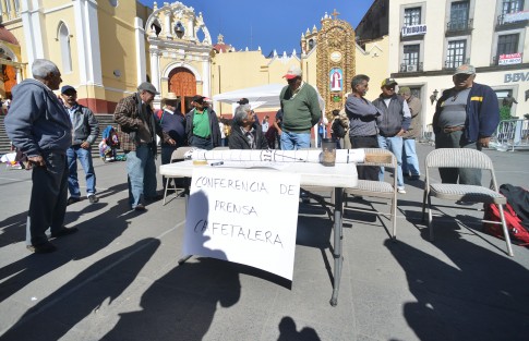 Cafetaleros de zona de Coatepec ofrecieron conferencia de prensa en la plaza Lerdo, para a hacer del conocimiento de la gente que el café de esta zona cada vez resulta más afectado por la roya y otros factores, por lo que es urgente se les brinden apoyos. 