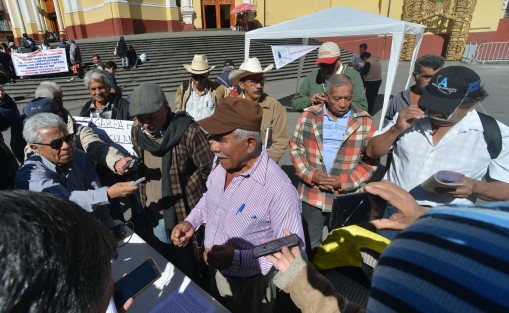 Cafetaleros de zona de Coatepec ofrecieron conferencia de prensa en la plaza Lerdo, para a hacer del conocimiento de la gente que el café de esta zona cada vez resulta más afectado por la roya y otros factores, por lo que es urgente se les brinden apoyos. 