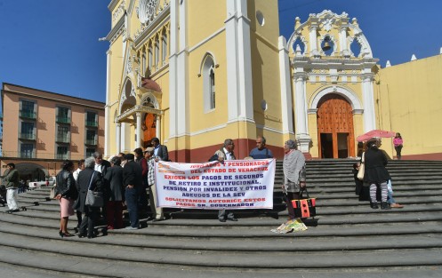 Pensionados del SNTE se manifestaron la mañana de este lunes en la escaleras de la catedral de Xalapa, para demandar  el pago de seguro de retiro y otros que les adeudan desde 2011. 
