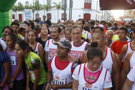 El gobernador del estado de Veracruz, Miguel Ángel Yunes Linares, participó en una carrera de 5 kilómetros en compañía de su hijo el alcalde electo de Veracruz, Fernando Yunes Marquez,  el director general de comunicación del gobierno del estado, Elías Asaady escoltas.