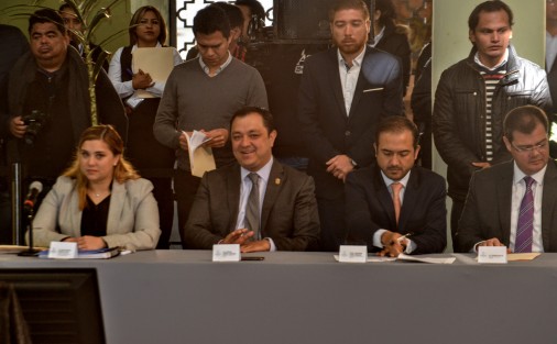 Durante la reunión del Grupo de Coordinación Veracruz en la que participaron diferentes municipios de la entidad, el alcalde Américo Zúñiga Martínez y el gobernador Miguel Ángel Yunes Linares firmaron este lunes el convenio para la restitución del servicio de seguridad pública y la reconstitución de la policía preventiva al Ayuntamiento de Xalapa.
