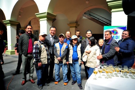 Al asistir a la inauguración de la exposición fotográfica de StarWars organizada por el Instituto Mexicano de Investigación y Desarrollo Integral (IMIDI), celebrada en bajos del Palacio Municipal, el alcalde Américo Zúñiga Martínez refrendó el compromiso de su administración con la inclusión integral.
