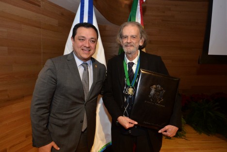 El alcalde Américo Zúñiga Martínez asistió a la Sesión Solemne en la que el Consejo Universitario General de la Universidad Veracruzana (UV) entregó el Doctorado Honoris Causa al reconocido actor y maestro de teatro Francisco Beverido Duhalt.
